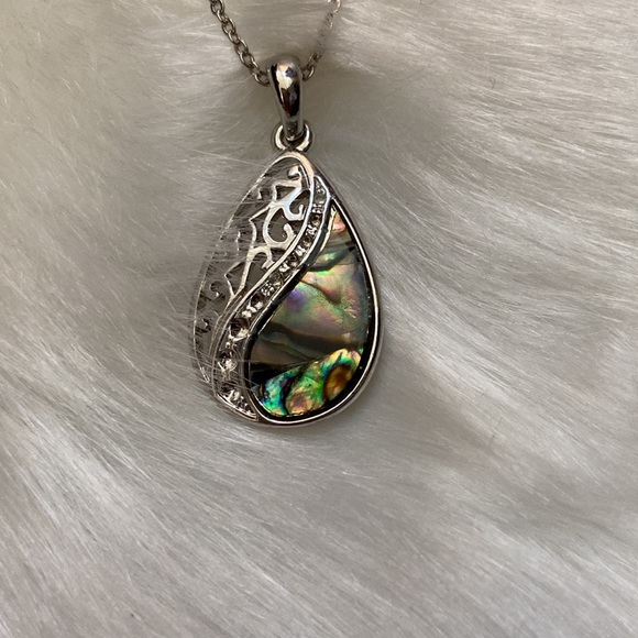 Beautiful elegant necklace. - Picture 2 of 4